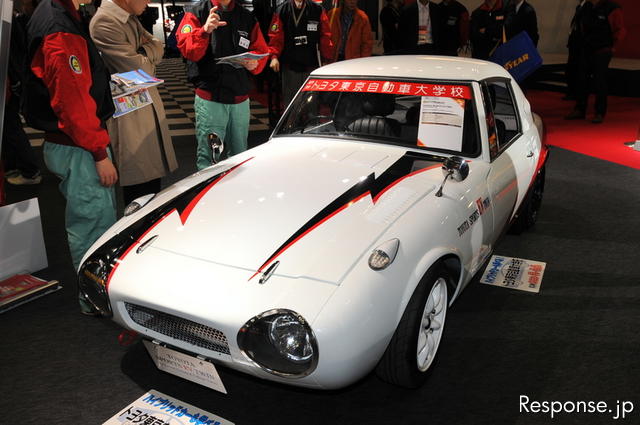 There's a lot to see at the 2011 Tokyo Auto Salon but let's start with