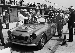 datsun-fairlady-roadster-1963-japan-gp-pits