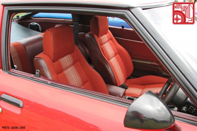 1013_Mazda-RX7-FB-interior