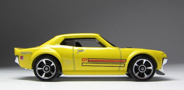 Hot Wheels 2013 1970 Toyota Celica yellow 02