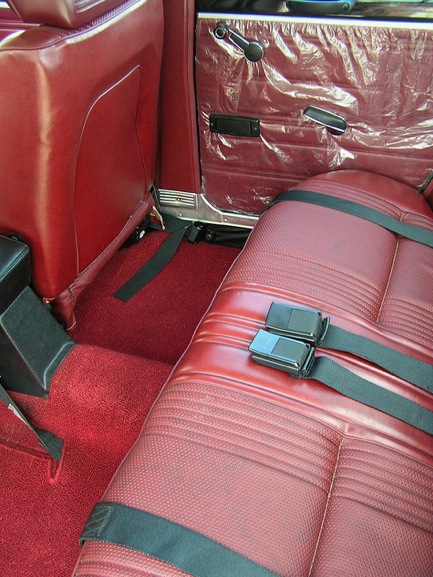 1971 Datsun 510 black red int2