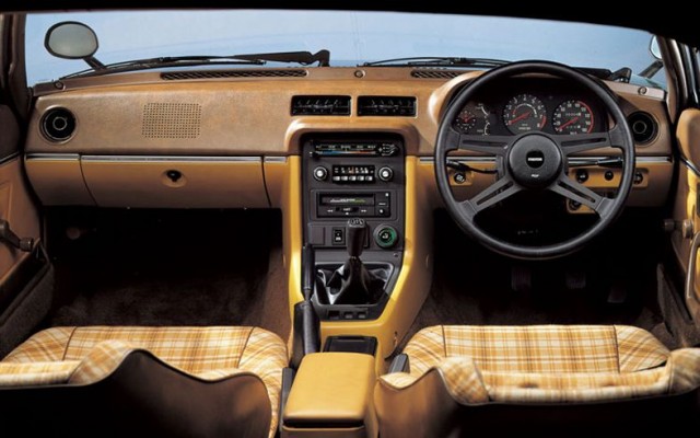 SA22 Mazda RX-7 interior