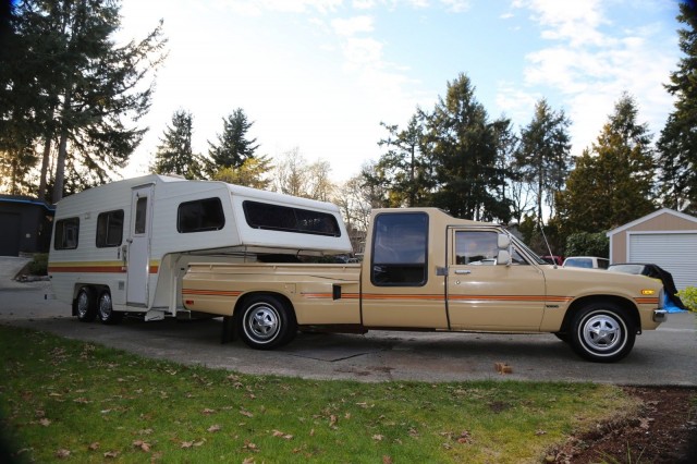 1981 Toyota Hilux Dually camper 02