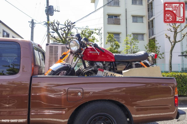2471_Honda CB400 Toyota Hilux