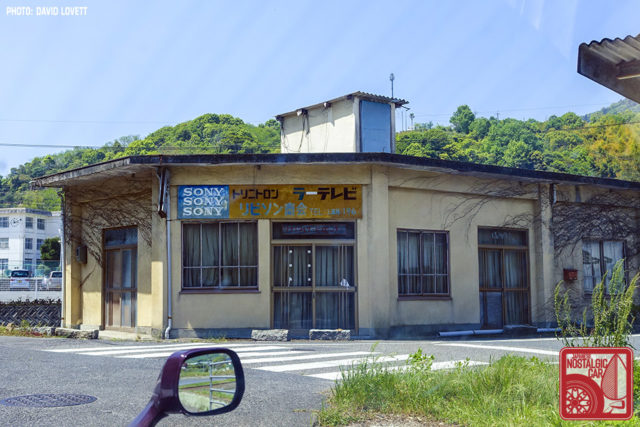 2925_Sony Trinitron TV shop