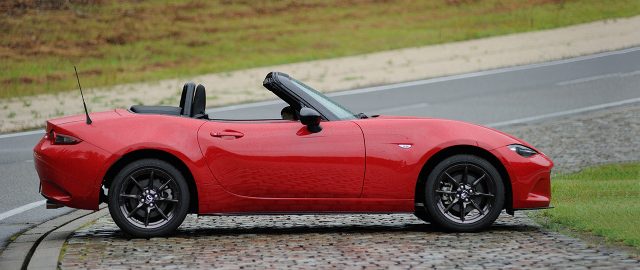 mazdamx5roadsterclassicred05