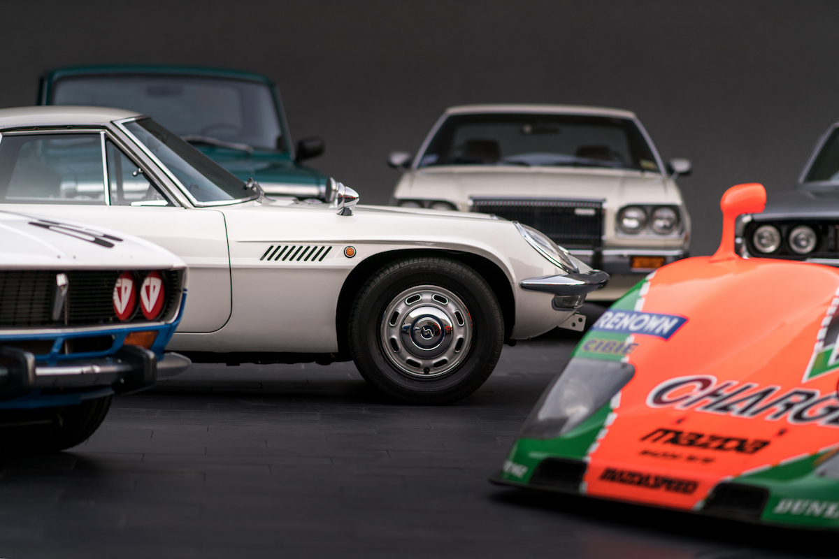 MAZDA COSMO SPORT カタログ Mazda Cosmo Sport and Toyota 2000GT in this month's Hemmings