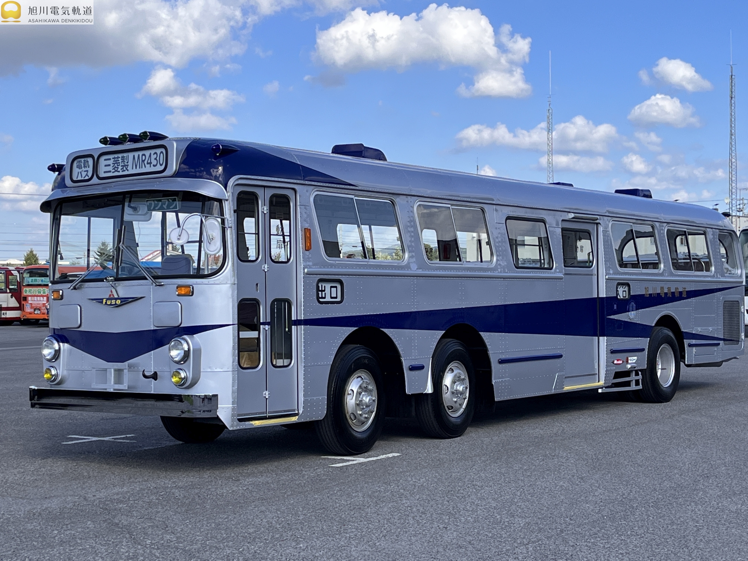 Mitsubishi Fuso's rare dual front-axle bus has been restored